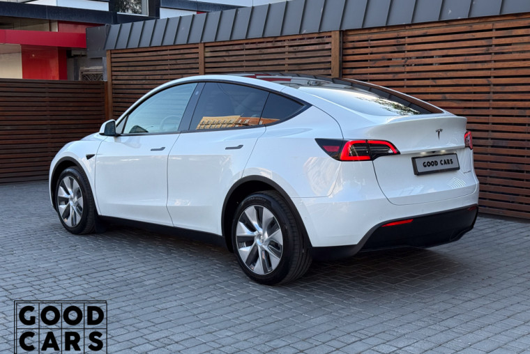 Tesla Model Y - 4