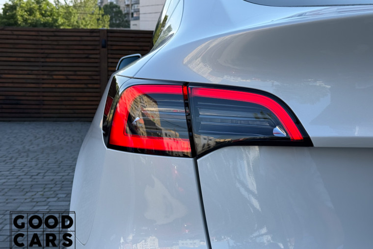 Tesla Model Y - 14