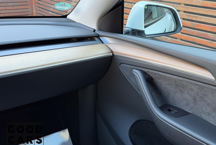 Tesla Model Y - 35