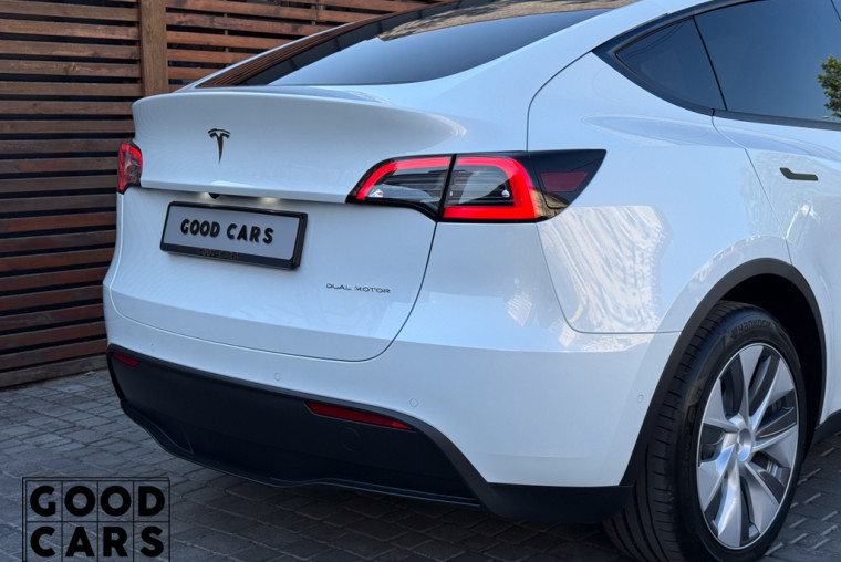 Tesla Model Y - 12