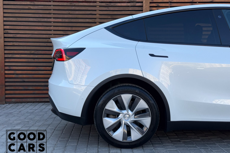 Tesla Model Y - 10