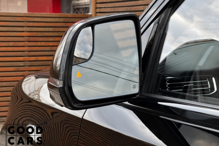 Jeep Grand Wagoneer - 15