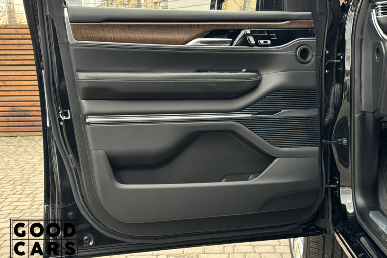 Jeep Grand Wagoneer - 19