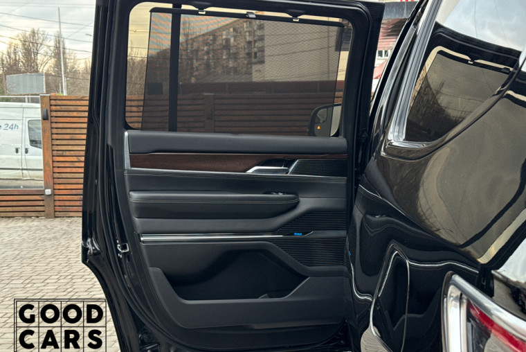Jeep Grand Wagoneer - 28