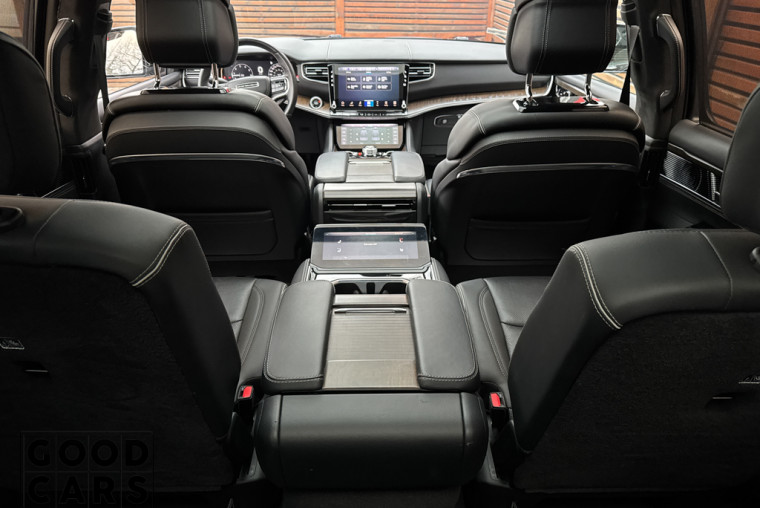 Jeep Grand Wagoneer - 37
