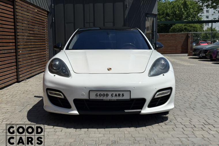 Porsche Panamera Turbo - 1