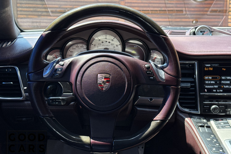 Porsche Panamera Turbo - 36