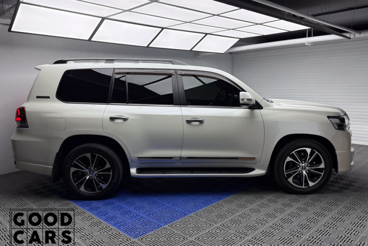 Toyota Land Cruiser 200 - 6