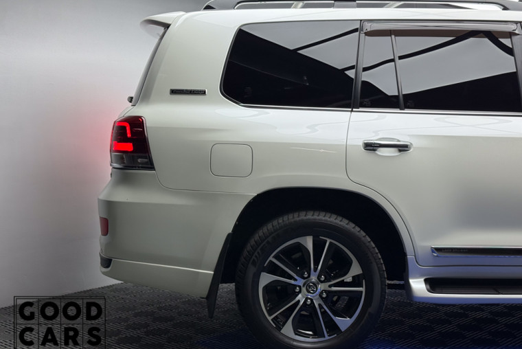 Toyota Land Cruiser 200 - 11