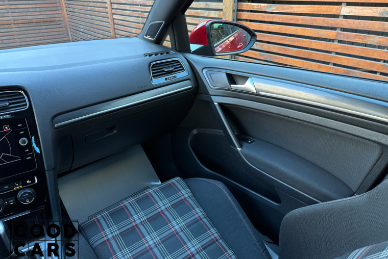 Volkswagen Golf GTI - 48