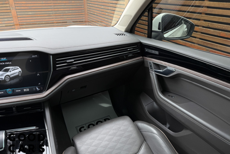 Volkswagen Touareg - 52