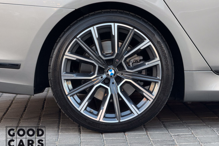 BMW 740i - 14