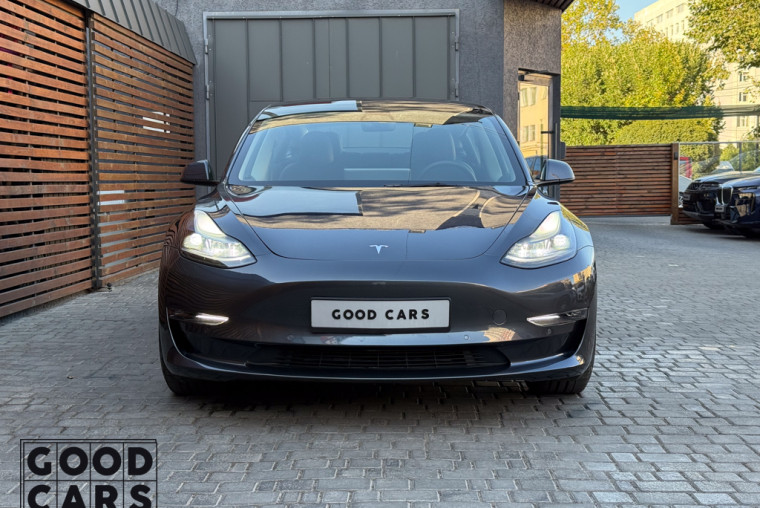 Tesla Model 3 - 1