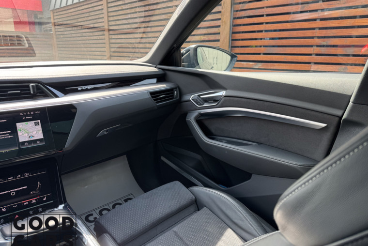 Audi Q8 e-tron - 36