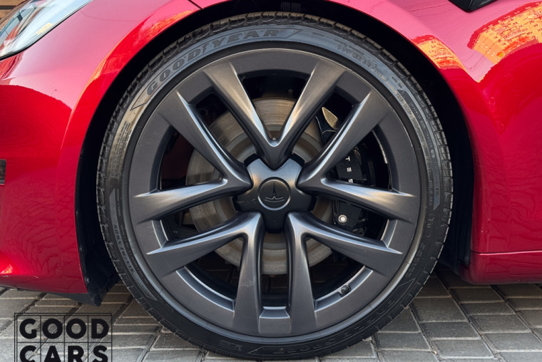 Tesla Model S - 12